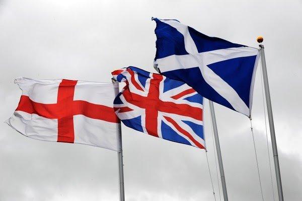Les drapeaux anglais et écossais entourant celui du Royaume-Uni