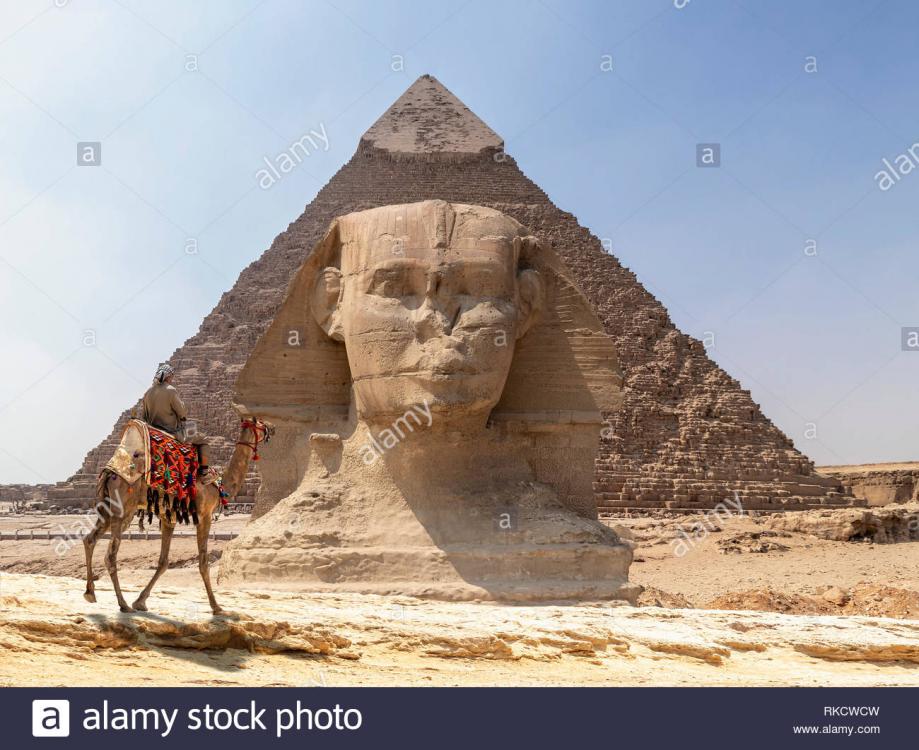 sphinx-visage-sur-la-pyramide-de-gizeh-le-caire-egypte-rkcwcw.jpg